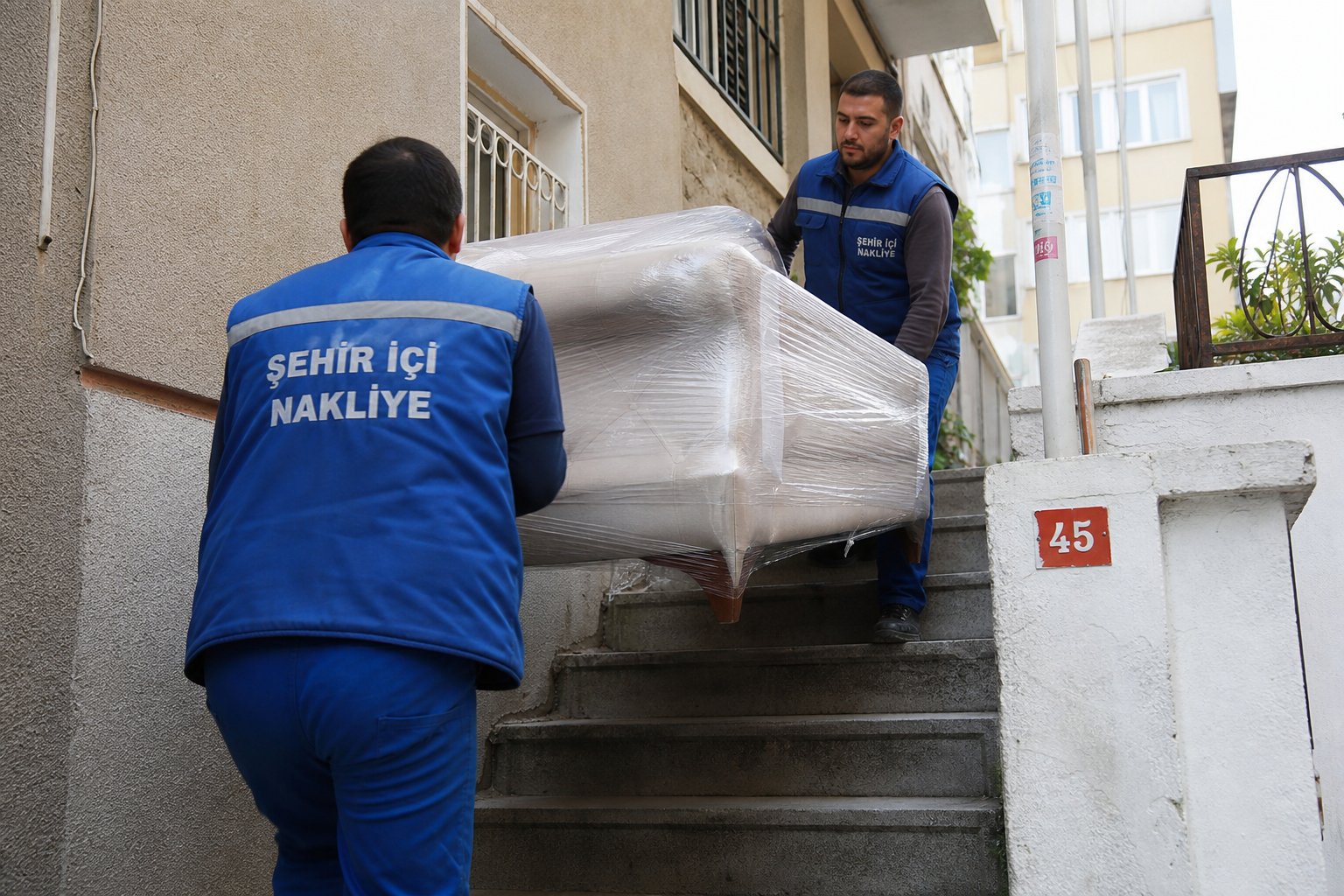 Apartman merdiveninde kapli mobilya tasima