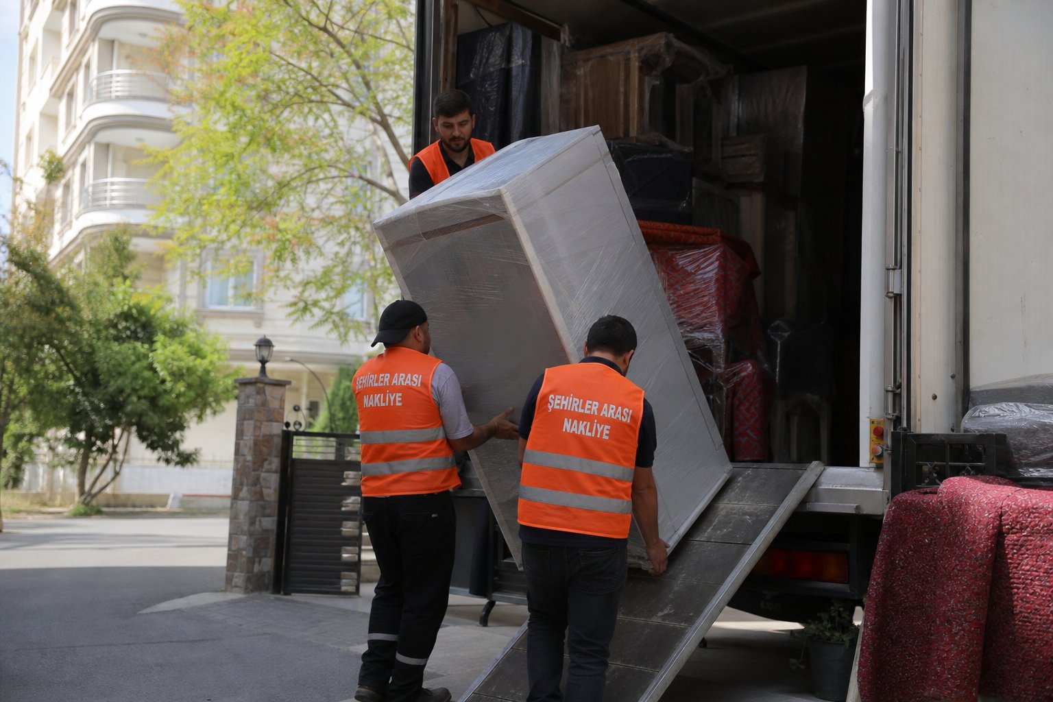 Buyuk kutunun kamyon rampasindan yukariya tasinmasi