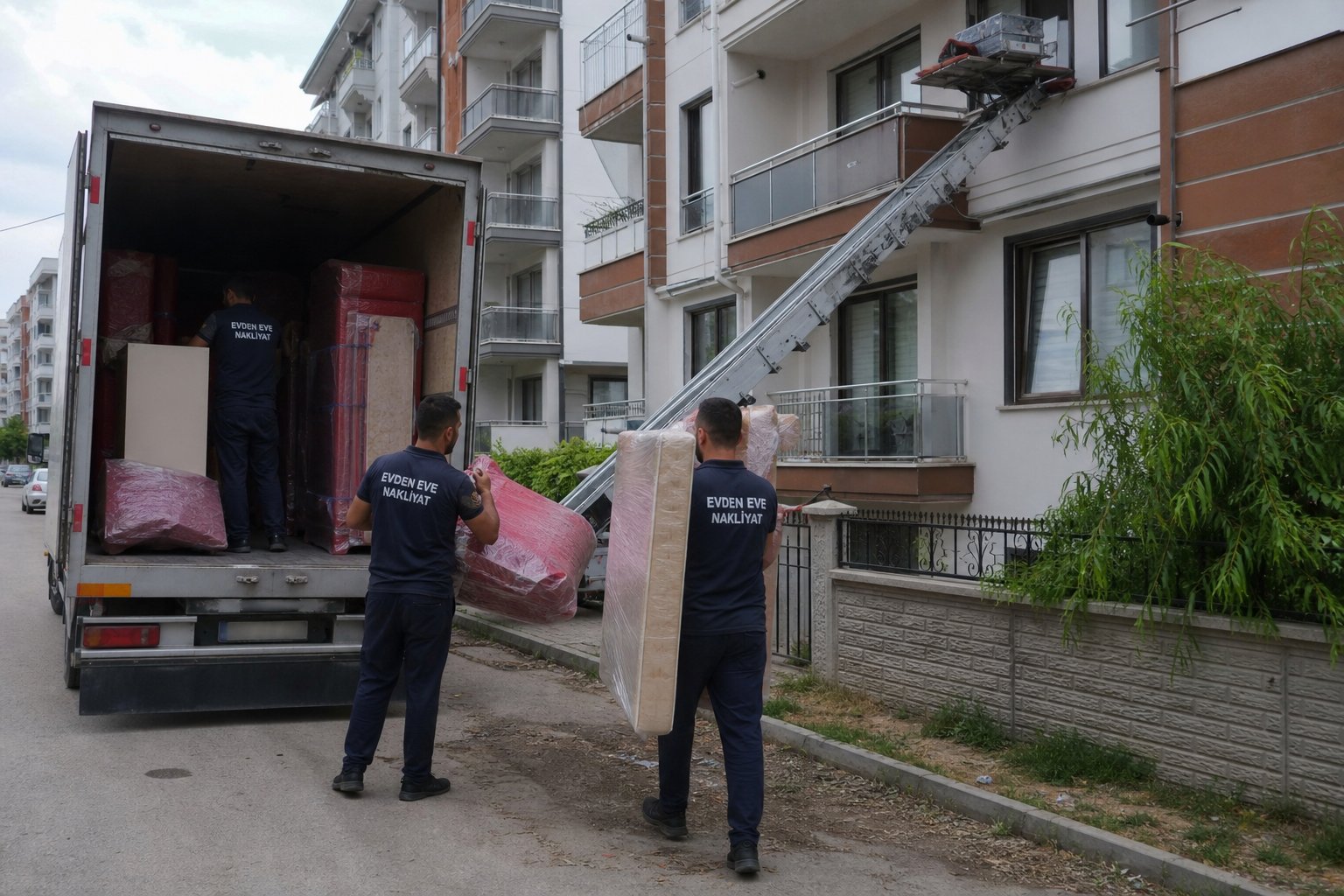 Kamyon onunde paketli yatak transferi